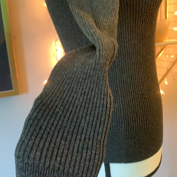 🖤 IVY PARK | Cold Shoulder Ribbed Sweater Size XS - Picture 8 of 9